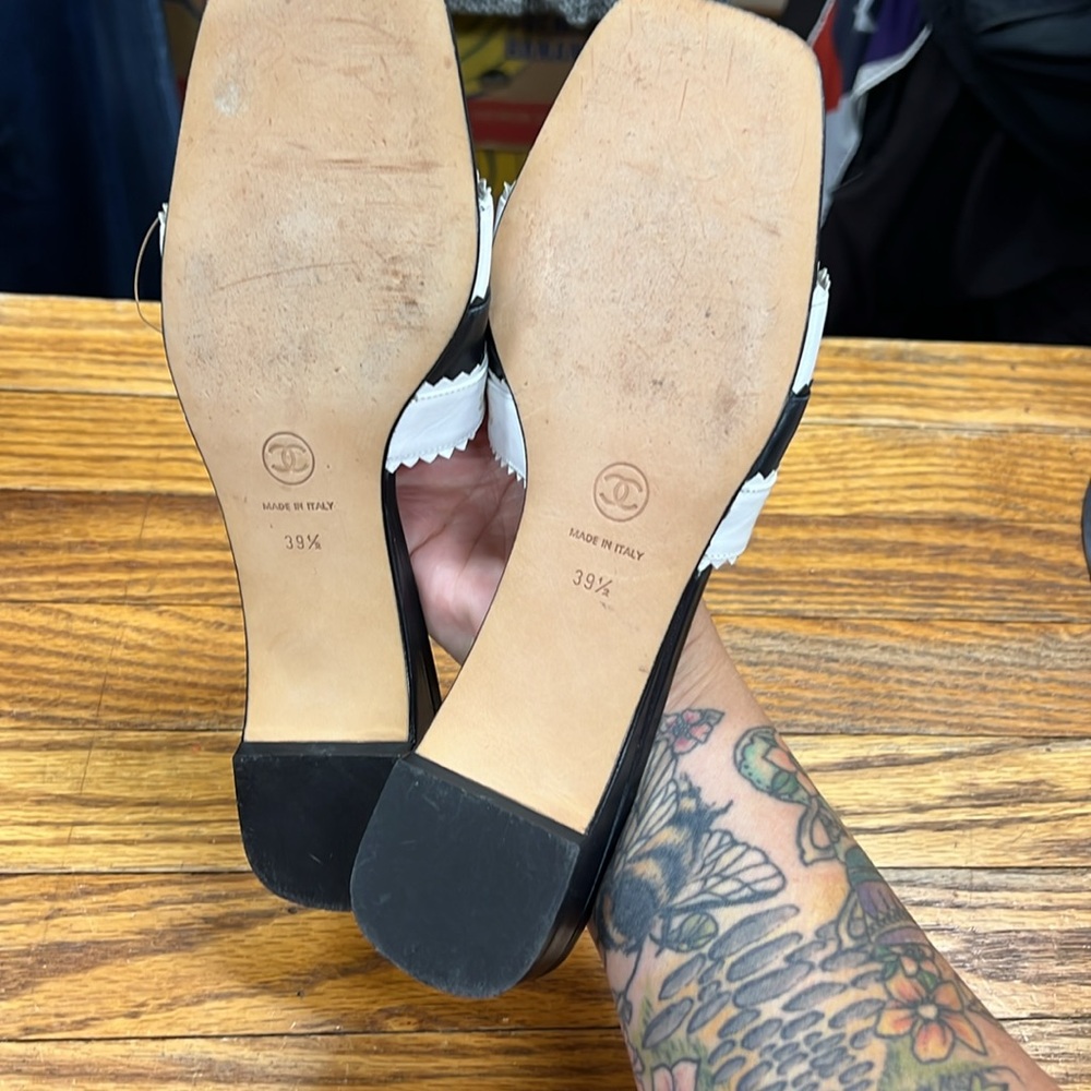 CHANEL | Camellia Cruise Collection blk/wht leather logo slides/sandals - Picture 10 of 11